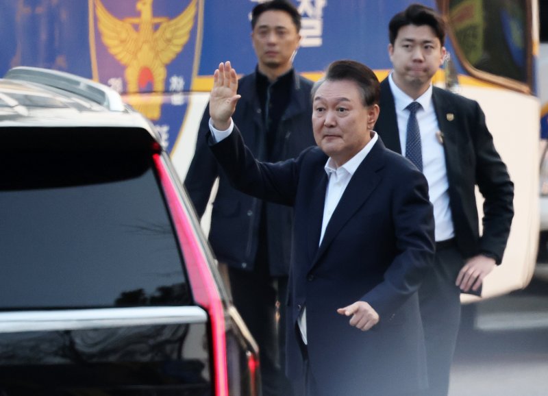 법원의 구속취소 청구 인용으로 석방된 윤석열 대통령이 지난 8일 오후 경기 의왕시 서울구치소에서 풀려나 지지자들에게 인사하고 있다. /사진=뉴스1