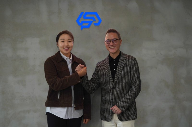 이슬기(왼쪽)와 프레인스포츠 김평기 대표. (출처=연합뉴스)