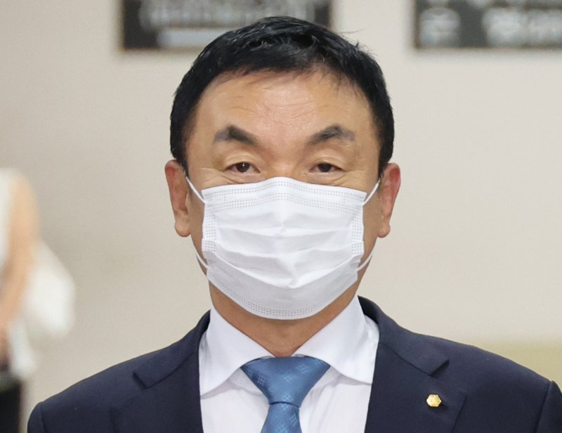 '주가조작 연루' 혐의를 받는 권오수 전 도이치모터스 회장이 2일 오후 서울 서초구 서울고등법원에서 열린 자본시장과 금융투자업에 관한 법률(자본시장법) 위반 혐의 항소심 결심 공판에 출석하고 있다. (공동취재) 2024.7.2/뉴스1 ⓒ News1 오대일 기자