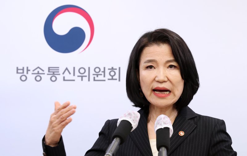 이진숙 방송통신위원장이 18일 경기도 정부과천청사 방송통신위원회에서 방송통신위원회설치운영법(방통위법) 재의 요구 관련 언론 브리핑을 하고 있다. 이날 열린 국무회의에서 최상목 대통령 권한대행 부총리 겸 기획재정부 장관이 재의요구권을 행사한 방통위법 개정안은 방통위 회의 최소 의사 정족수를 3인으로 하고, 의결 정족수는 출석위원의 과반으로 바꾸는 내용을 담고 있다. 2025.3.18/뉴스1 ⓒ News1 김성진 기자