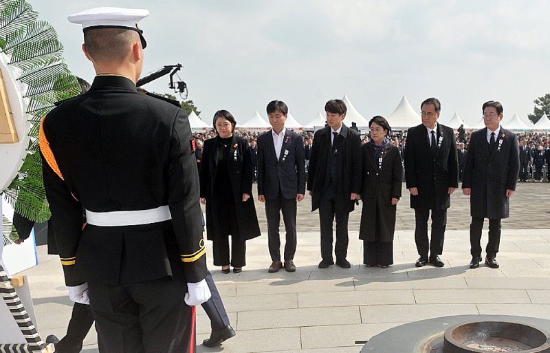 3일 오전 제주시 봉개동 제주4·3평화공원에서 행정안전부 주관으로 열린 제77주년 4·3 희생자 추념식에 참석한 여야 인사들.(제주도사진기자회. 재판매 및 DB 금지) 2025.4.3/뉴스1