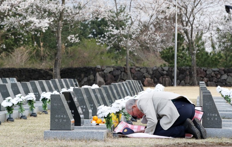 [제주=뉴시스] 우장호 기자 = 제77주년 제주4·3 추념일인 3일 오전 제주시 봉개동 제주4·3평화공원 행방불명인 묘역에 희생자 유족들의 발걸음이 이어지고 있다. (제주도사진기자회) 2025.04.03. woo1223@newsis.com