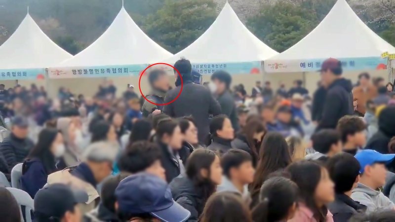 [제주=뉴시스] 4일 오전 제주시 봉개동 제주4·3 평화공원에서 열린 제77주년 제주4·3 희생자 추념식에서 전국민주노동조합총연맹(민주노총) 간부가 관계자에 의해 제지 당하고 있다. (사진=독자 제공) 2025.04.03. photo@newsis.com