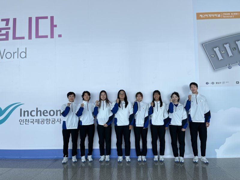 [서울=뉴시스] 빌리진킹컵에 나서는 한국 여자 테니스 대표팀. 사진 왼쪽부터 조윤정 감독, 김다빈, 정보영, 이은혜, 박소현, 백다연, 박소연 트레이너, 장광익 코치. (사진 = 대한테니스협회 제공) *재판매 및 DB 금지