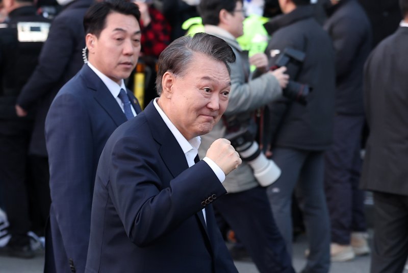 법원의 구속취소 청구 인용으로 석방된 윤석열 대통령이 8일 오후 서울 용산구 한남동 대통령 관저 앞에 도착해 지지자들을 향해 주먹을 불끈 쥐며 인사하고 있다. 윤 대통령은 내란 우두머리 혐의로 지난 1월 26일 구속기소 된 지 41일 만, 1월 15일 체포된 후 52일 만에 자유의 몸이 됐다. 2025.3.8/뉴스1 ⓒ News1 김성진 기자