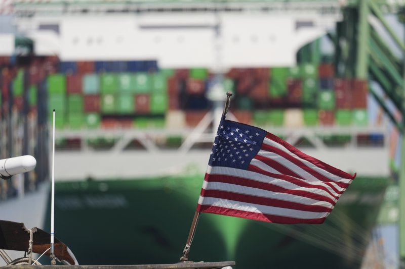 [로스앤젤레스=AP/뉴시스] 도널드 트럼프 미국 대통령이 상호 관세를 발표한 2일(현지 시간) 미국 캘리포니아 로스앤젤레스 항구의 컨테이너선 앞에 미국 국기가 걸려 있는 모습. 2025.04.03.