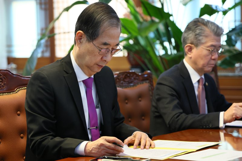 [서울=뉴시스] 최진석 기자 = 한덕수 대통령 권한대행 국무총리가 3일 정부서울청사에서 상호관세 대응 긴급 경제안보전략TF회의를 하고 있다. (사진=총리실 제공) 2025.04.03. photo@newsis.com *재판매 및 DB 금지