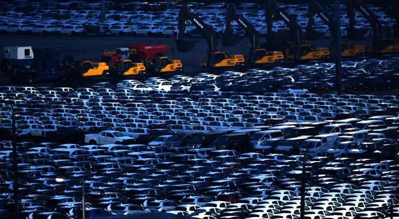 [평택=뉴시스] 김종택 기자 = 2일 오후 경기도 평택항 자동차 전용부두에 선적을 기다리는 수출용 차량이 세워져 있다. 도널드 트럼프 미국 대통령은 철강·알루미늄·자동차 등 개별 품목관세에 이어 2일 오후(현지시간·한국시간 3일 오전) 전 세계 국가들을 대상으로 '상호관세'를 발표하고 즉각 시행에 들어간다. 2025.04.02. jtk@newsis.com