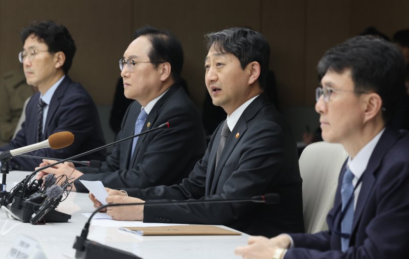 [서울=뉴시스] 김진아 기자 = 안덕근 산업통상자원부 장관이 27일 서울 중구 대한상공회의소에서 열린 '미국의 자동차 관세 부과 민관 합동 긴급 대책회의'에서 발언하고 있다. 2025.03.27. bluesoda@newsis.com