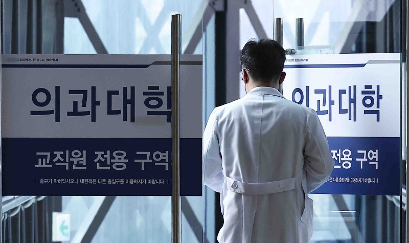 [서울=뉴시스] 김근수 기자 = 서울 시내의 한 의과대학 병원에서 한 의료진이 이동하고 있다. 2025.02.25. ks@newsis.com