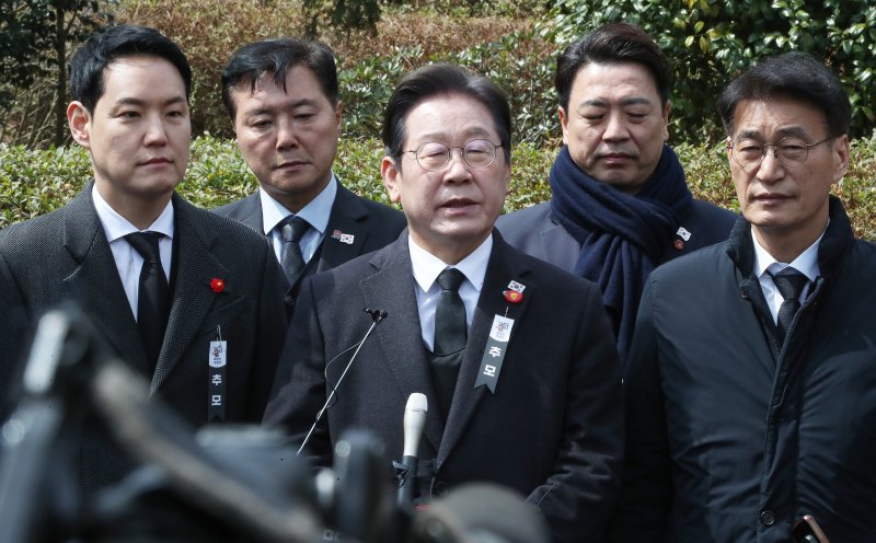 [제주=뉴시스] 우장호 기자 = 이재명 더불어민주당 대표가 3일 오전 제주시 봉개동 제주4·3평화공원에서 열린 제77주년 제주4·3 추념식 참배 후 취재진의 질문에 답변하고 있다. (제주도사진기자회) 2025.04.03. woo1223@newsis.com