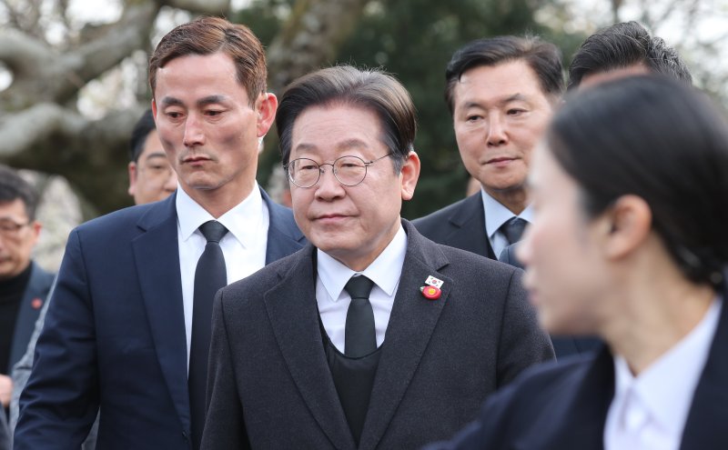 [제주=뉴시스] 우장호 기자 = 이재명 더불어민주당 대표가 3일 오전 제주시 봉개동 제주4·3평화공원에서 열린 제77주년 제주4·3 추념식에 참석하고 있다. (제주도사진기자회) 2025.04.03. woo1223@newsis.com