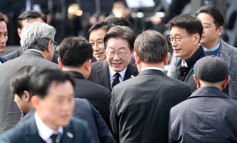[제주=뉴시스] 우장호 기자 = 이재명 더불어민주당 대표가 3일 오전 제주시 봉개동 제주4·3평화공원에서 열린 제77주년 제주4·3 추념식장에서 참석자들과 인사를 나누고 있다. (제주도사진기자회) 2025.04.03. woo1223@newsis.com