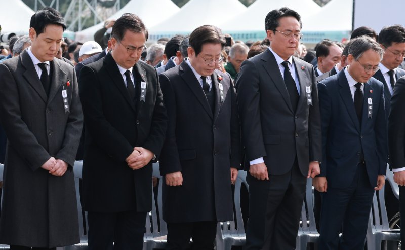 [제주=뉴시스] 조수정 기자 = 3일 제주특별자치도 4·3 평화공원에서 열린 '77주년 4·3 희생자 추념식'에서 참석 인사들이 묵념하고 있다. 오른쪽부터 고기동 행정안전부 장관 직무대행, 강도형 해수부 장관, 더불어민주당 이재명 대표, 국민의힘 최형두 비대위원, 더불어민주당 김한규 의원. (대통령실통신사진기자단) 2025.04.03. chocrystal@newsis.com