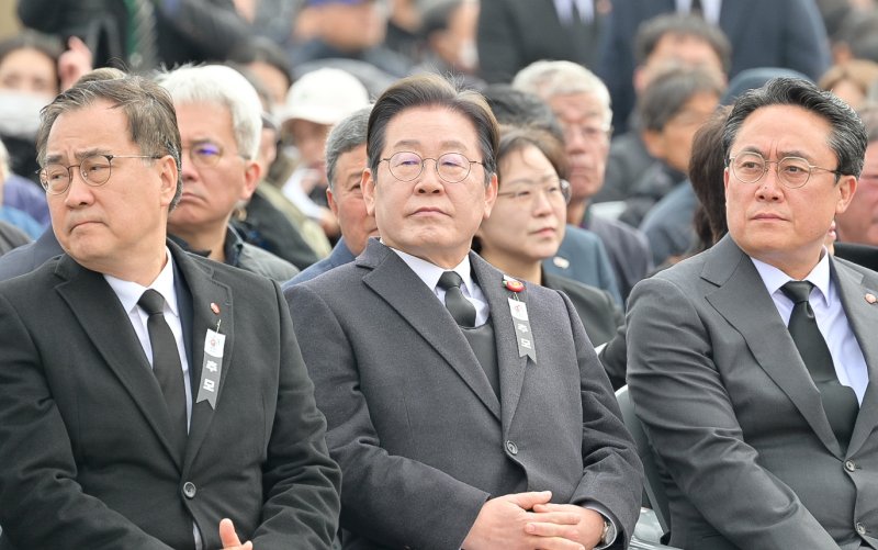 [제주=뉴시스] 우장호 기자 = 이재명 더불어민주당 대표가 3일 오전 제주시 봉개동 제주4·3평화공원에서 열린 제77주년 제주4·3 추념식에 참석해 추념사를 듣고 있다. (제주도사진기자회) 2025.04.03. woo1223@newsis.com