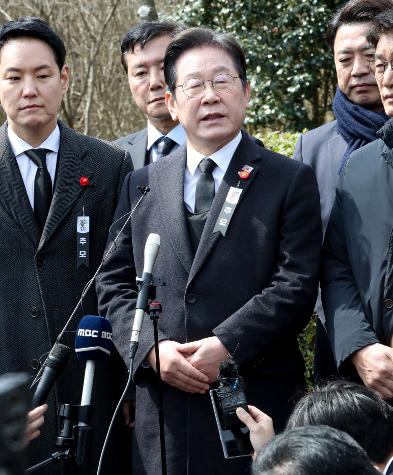 [제주=뉴시스] 우장호 기자 = 이재명 더불어민주당 대표가 3일 오전 제주시 봉개동 제주4·3평화공원에서 열린 제77주년 제주4·3 추념식 참배 후 취재진의 질문에 답변하고 있다. (제주도사진기자회) 2025.04.03. woo1223@newsis.com