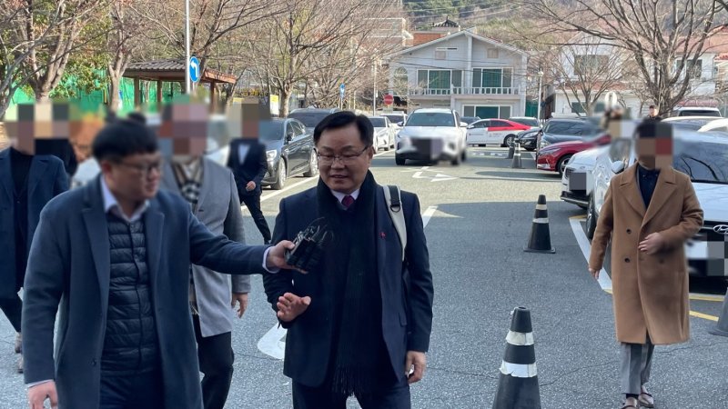 홍남표 경남 창원시장이 창원시 성산구 사파동 창원지방법원에서 열린 공직선거법 위반 혐의 결심 공판에 출석하고 있다.2023.12.18/뉴스1 ⓒ News1 강정태 기자