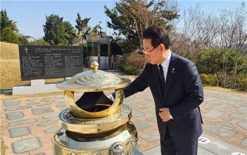 김대중 전 대통령 묘소 참배하는 김영록 전남지사 (출처=연합뉴스)