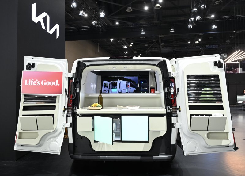 ‘2025 서울모빌리티쇼’ 행사장에 전시된 기아 PV5 슈필라움 글로우캐빈 콘셉트카