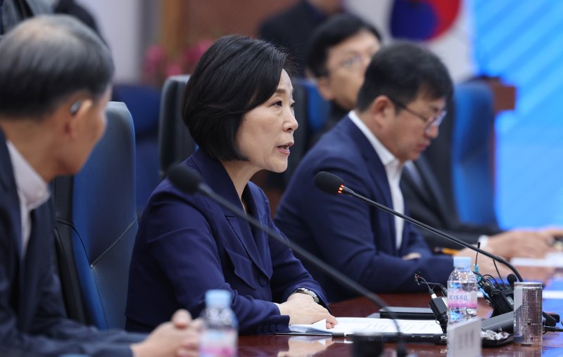 오영주 중소벤처기업부 장관이 3일 서울 강남구 서울본부세관에서 열린 美 관세 대응 수출 중소기업 현장 간담회에서 모두 발언을 하고 있다. 간담회에서는 수출 중소기업이 정부에 바라는 점과 민관, 부처 간 협력 필요사항 등이 논의됐다. 2025.4.3/뉴스1 ⓒ News1 박지혜 기자