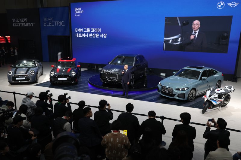 한상윤 BMW 그룹 코리아 대표이사 사장이 3일 경기도 고양시 킨텍스에서 열린 2025 서울모빌리티쇼에서 BMW THE iX 등을 공개하고 있다. 2025.4.3/뉴스1 ⓒ News1 김명섭 기자