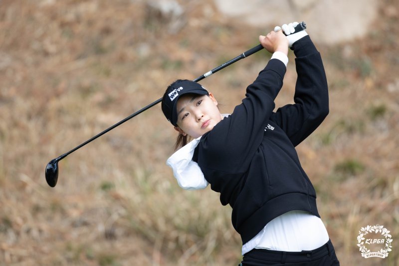 김민솔이 3일 부산 동래베네스트CC에서 열린 KLPGA 두산건설 위브챔피언십 1라운드 7번홀에서 티샷을 하고 있다. (KLPGA 제공)