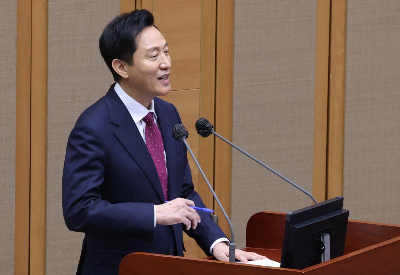 [서울=뉴시스] 추상철 기자 = 오세훈 서울시장이 지난 2월20일 오전 서울 종로구 서울시의회에서 열린 '제328회 임시회 제3차 본회의' 서울시정 및 교육행정에 관한 질문에서 이소라 더불어민주당 시의원의 질의에 답변하고 있다. 2025.02.20. scchoo@newsis.com
