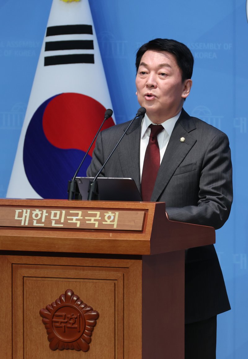 [서울=뉴시스] 고승민 기자 = 안철수 국민의힘 의원이 23일 서울 여의도 국회 소통관에서 현안 기자회견을 하고 있다. 2025.03.23. kkssmm99@newsis.com