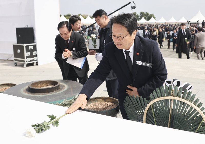 강기정 광주시장이 3일 오전 제주시 제주4·3평화공원에서 열린 '제77주년 제주 4·3 희생자 추념식'에 참석해 헌화·분향을 하고 있다.(광주시 제공. 재판매 및 DB 금지)