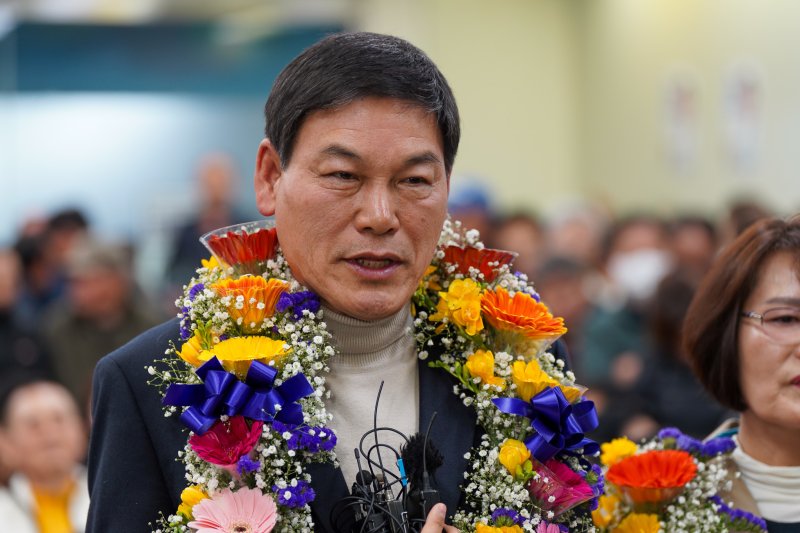 4·2재보궐선거에서 당선된 정철원 조국혁신당 담양군수 후보가 2일 오후 전남 담양군 담양읍 선거사무소에서 소감을 밝히고 있다. (정철원 후보 캠프 제공. 재판매 및 DB 금지) 2025.4.2/뉴스1