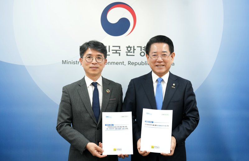 김영록 전라남도지사가 3일 한강홍수통제소에서 김완섭 환경부 장관을 만나 기후대응댐 관련 댐 주변지역 지원사업비 상향 등 도 현안 해결을 위한 건의를 하고 있다.(전남도 제공. 재판매 및 DB금지) 2025.4.3/뉴스1