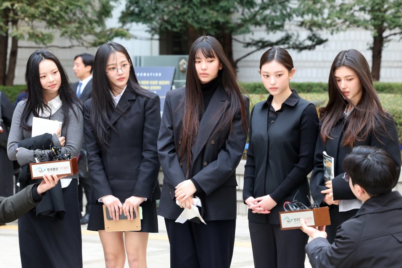 그룹 뉴진스(왼쪽부터 하니, 민지, 혜인, 해린, 다니엘)가 7일 서울 서초구 서울중앙지방법원에서 어도어 측이 멤버들을 상대로 제기한 ‘기획사 지위보전 및 광고계약 체결 등 금지’ 가처분 첫 심문기일을 마친 후 취재진 질문에 답하고 있다. 2025.3.7/뉴스1 ⓒ News1 황기선 기자