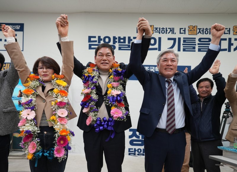 4·2재보궐선거에서 당선된 정철원 조국혁신당 담양군수 후보가 2일 오후 전남 담양군 담양읍 선거사무소에서 지지자들과 함께 기쁨을 나누고 있다. (정철원 후보 캠프 제공. 재판매 및 DB 금지) 2025.4.2/뉴스1 ⓒ News1 서충섭 기자