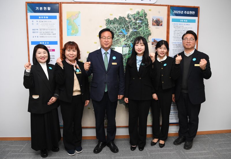 [완주=뉴시스] 3일 이바울 지방정부협의회 사무국장 등 유니세프아동친화도시 추진 지방정부협의회 사무국 관계자들이 완주군을 찾아 2025년 아동친화도시 지방정부협의회 사업보고와 완주 아동친화도시 정책 협력방안을 논의했다. 2025.04.03 *재판매 및 DB 금지
