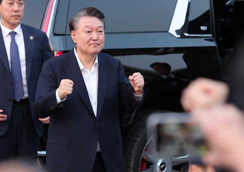 법원의 구속취소 청구 인용으로 석방된 윤석열 대통령이 8일 오후 서울 용산구 한남동 대통령 관저 앞 지지자들에게 인사하고 있다. 윤 대통령은 내란 우두머리 혐의로 지난 1월 26일 구속기소 된 지 41일 만, 1월 15일 체포된 후 52일 만에 자유의 몸이 됐다. 2025.3.8/뉴스1 ⓒ News1 김성진 기자