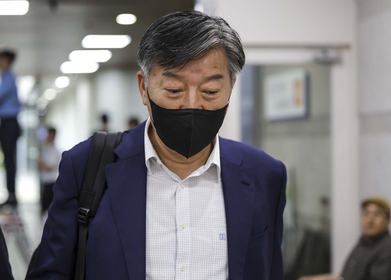 [서울=뉴시스] 정병혁 기자 = 서해 피격 사건 은폐 시도 및 월북몰이 혐의' 김홍희 전 해경청장이 지난해 5월24일 서울 서초구 서울중앙지방법원에서 열린 25차 공판에 출석하고 있다. 2024.05.24. jhope@newsis.com