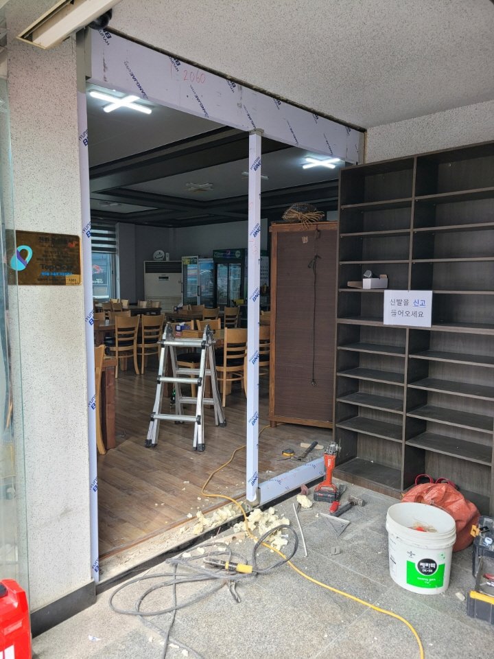 [밀양=뉴시스] 장애인 편의시설인 자동문 설치 공사를 진행하고 있다. (사진=밀양시 제공) 2025.04.03. photo@newsis.com *재판매 및 DB 금지