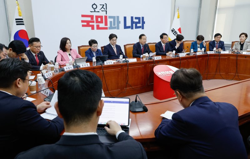권영세 국민의힘 비상대책위원장이 3일 오전 서울 여의도 국회에서 열린 비상대책위원회의에 참석해 모두 발언하고 있다. 2025.4.3/뉴스1 ⓒ News1 안은나 기자