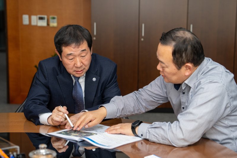 [증평=뉴시스] 3일 국가철도공단을 찾은 이재영 충북 증평군수가 임종일 부이사장을 만나 지역 철도 현안 지원을 호소하고 있다. (사진=증평군 제공) 2025.4.3. photo@newsis.com *재판매 및 DB 금지