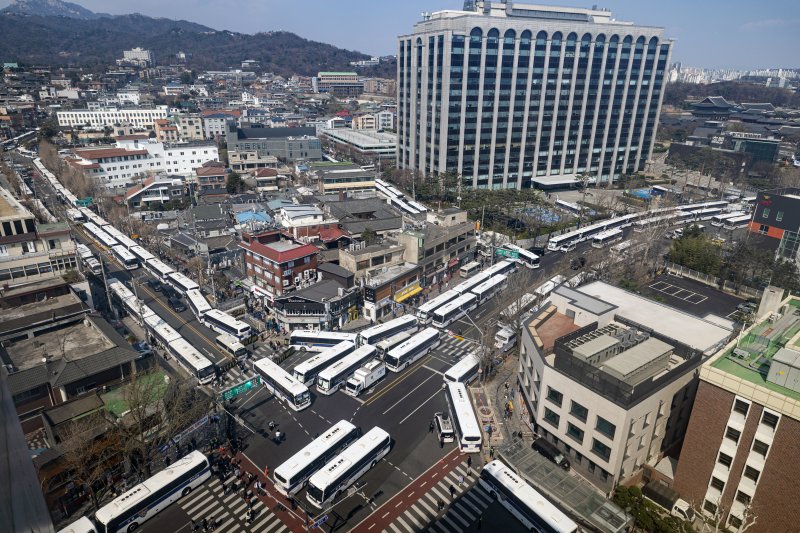 윤석열 대통령 탄핵 심판 선고를 하루 앞둔 3일 서울 종로구 헌법재판소 인근이 경찰 차벽으로 둘러져 있다. 2025.4.3/뉴스1 ⓒ News1 이승배 기자