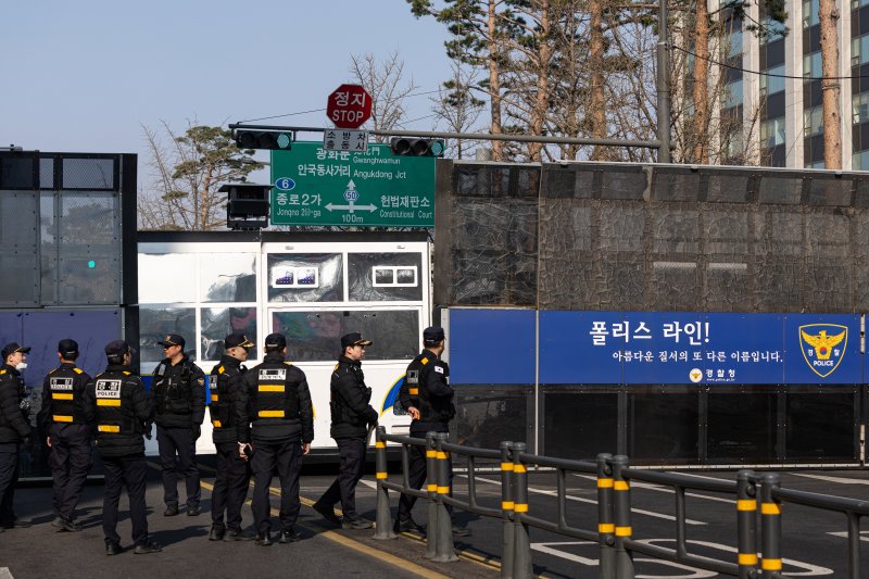 윤석열 대통령 탄핵 심판 선고를 하루 앞둔 3일 서울 종로구 헌법재판소 인근이 경찰 차벽으로 둘러져 있다. 2025.4.3/뉴스1 ⓒ News1 이승배 기자