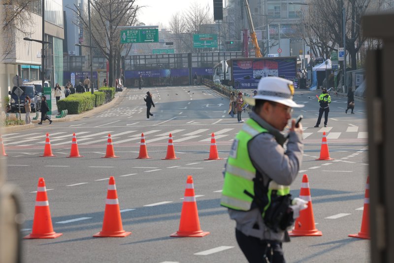 윤석열 대통령 탄핵심판 선고를 하루 앞둔 3일 서울 종로구 헌법재판소 인근 율곡로가 통제되고 있다. 2025.4.3/뉴스1 ⓒ News1 박정호 기자