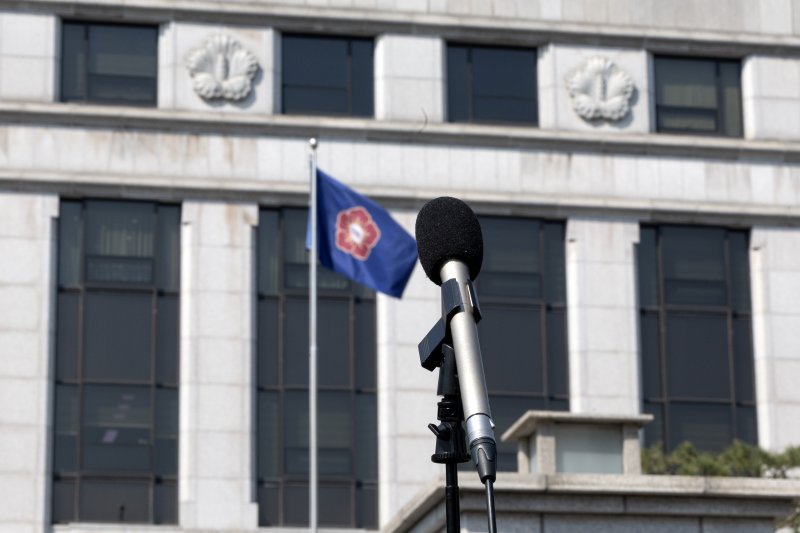 윤석열 대통령 탄핵 심판 선고를 하루 앞둔 3일 서울 종로구 헌법재판소 앞에 스탠딩 마이크가 놓여있다. 2025.4.3/뉴스1 ⓒ News1 이승배 기자