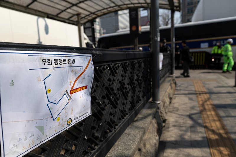 윤석열 대통령 탄핵 심판 선고를 하루 앞둔 3일 서울 종로구 지하철 안국역에 우회 통행로 안내가 게시돼 있다. 2025.4.3/뉴스1 ⓒ News1 이승배 기자