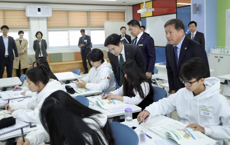 [무안=뉴시스] 지난 2일 전남생명과학고를 찾은 김대중 전남교육감이 수업 장면을 살펴보고 있다. (사진 = 전남교육청 제공). 2025.04.03. photo@newsis.com *재판매 및 DB 금지