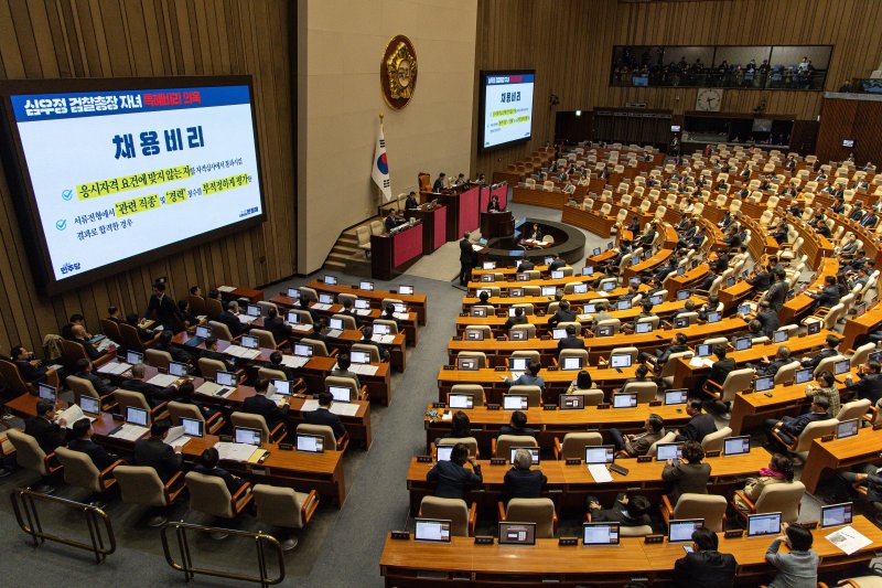 한정애 더불어민주당 의원이 3일 오후 서울 여의도 국회 본회의장에서 열린 제423회 국회(임시회) 제4차 본회의 긴급현안질의에서 김홍균 외교부 1차관에게 심우정 검찰총장 자녀 외교부 특혜비리 의혹 관련 질의를 하고 있다. 2025.4.3/뉴스1 ⓒ News1 이재명 기자