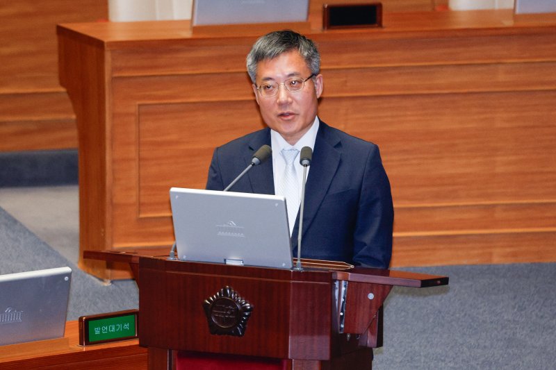 김석우 법무부 장관 직무대행(차관)이 3일 오후 서울 여의도 국회에서 열린 제423회국회(임시회) 제4차 본회의에서 한정애 더불어민주당 의원의 경북·경남·울산지역 산불 사태 수습과 피해대책 마련 및 헌법질서 수호를 위한 긴급현안질문에 답하고 있다. 2025.4.3/뉴스1 ⓒ News1 안은나 기자