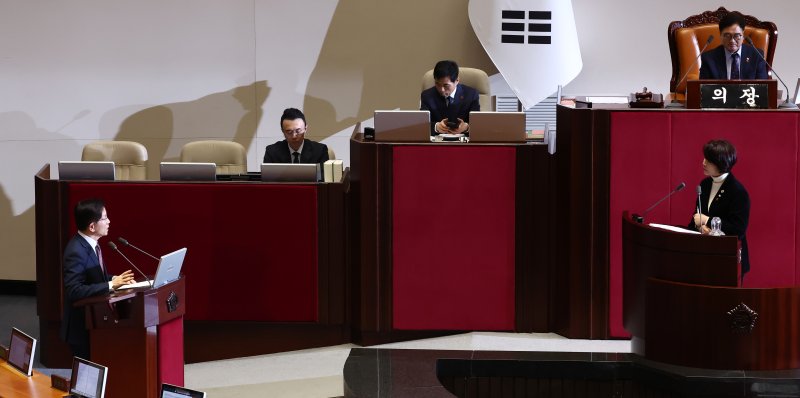 김문수 고용노동부 장관이 3일 오후 서울 여의도 국회에서 열린 본회의에서 한정애 더불어민주당 의원의 긴급현안질문에 답변하고 있다. 2025.4.3/뉴스1 ⓒ News1 김민지 기자