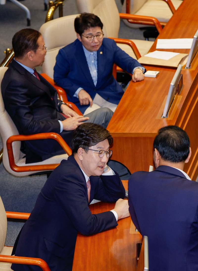 권영세 국민의힘 비대위원장, 권성동 원내대표가 3일 오후 서울 여의도 국회 본회의장에서 열린 경북·경남·울산지역 산불 사태 수습과 피해대책 마련 및 헌법질서 수호를 위한 긴급현안질문 중 각각 동료 의원들과 대화하고 있다. 2025.4.3/뉴스1 ⓒ News1 안은나 기자