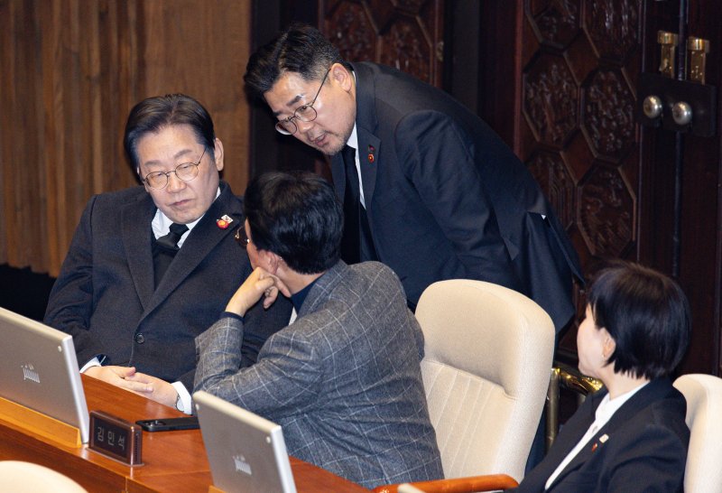 이재명 더불어민주당 대표와 박찬대 원내대표, 김민석 최고위원이 3일 오후 서울 여의도 국회 본회의장에서 열린 제423회 국회(임시회) 제4차 본회의 긴급현안질의에서 대화를 하고 있다. 2025.4.3/뉴스1 ⓒ News1 이재명 기자
